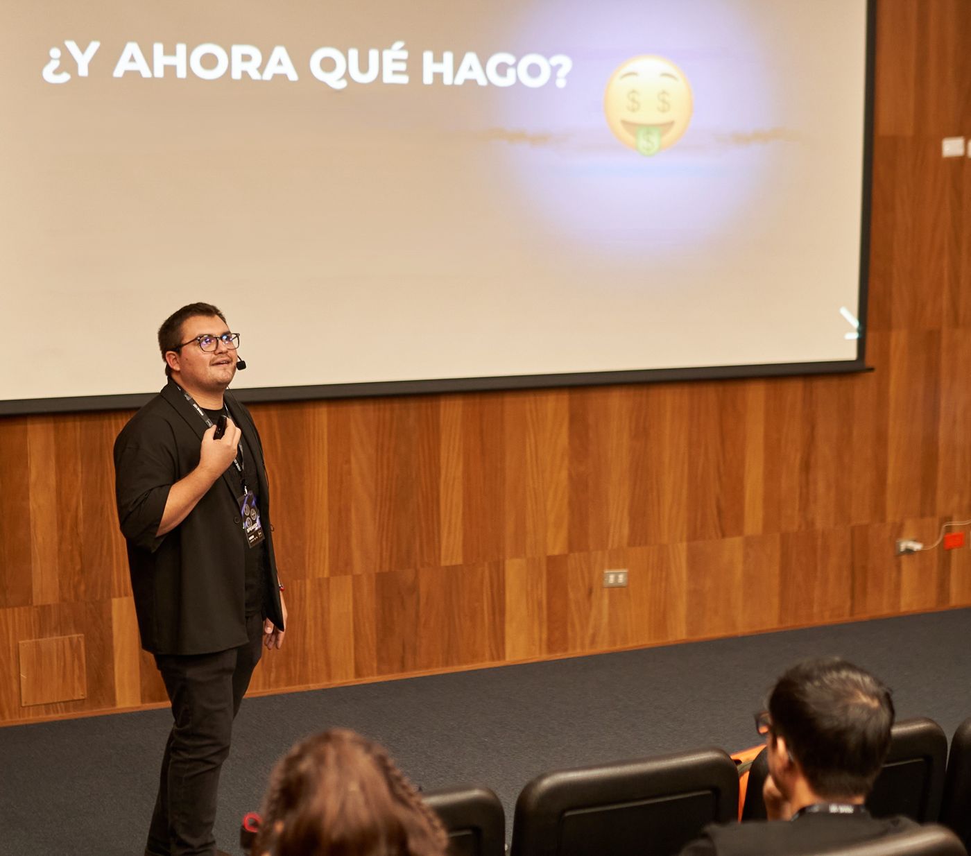 Matías Fernández dando una charla frente a un auditorio